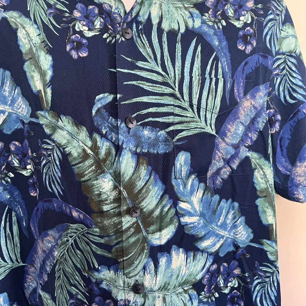 Tommy Bahama 100% silk Hawaiian shirt. Blues/greens floral. New. Size Medium - Picture 2 of 5